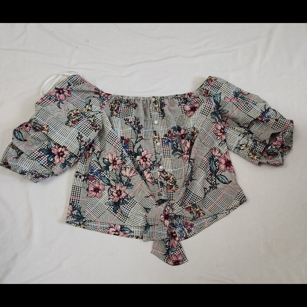 OLM Women's Size small black floral crop blouse #511